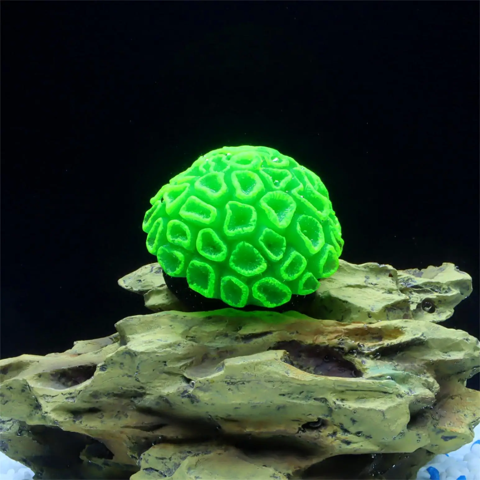 1 Piece Realistic Fake Fluorescent Brain Coral Decoration - Vibrant Glowing Artificial Coral Decoration for Aquarium Fish Tank -