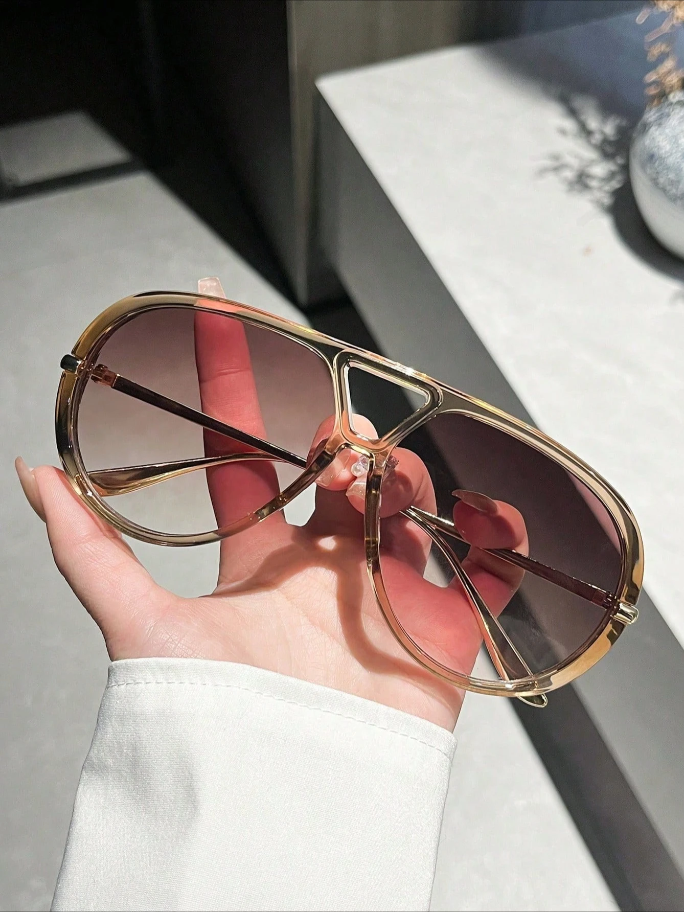 نظارات شمسية كلاسيكية بإطار كبير مزدوج الجسر للجنسين مع إطارات بلون الشمبانيا.