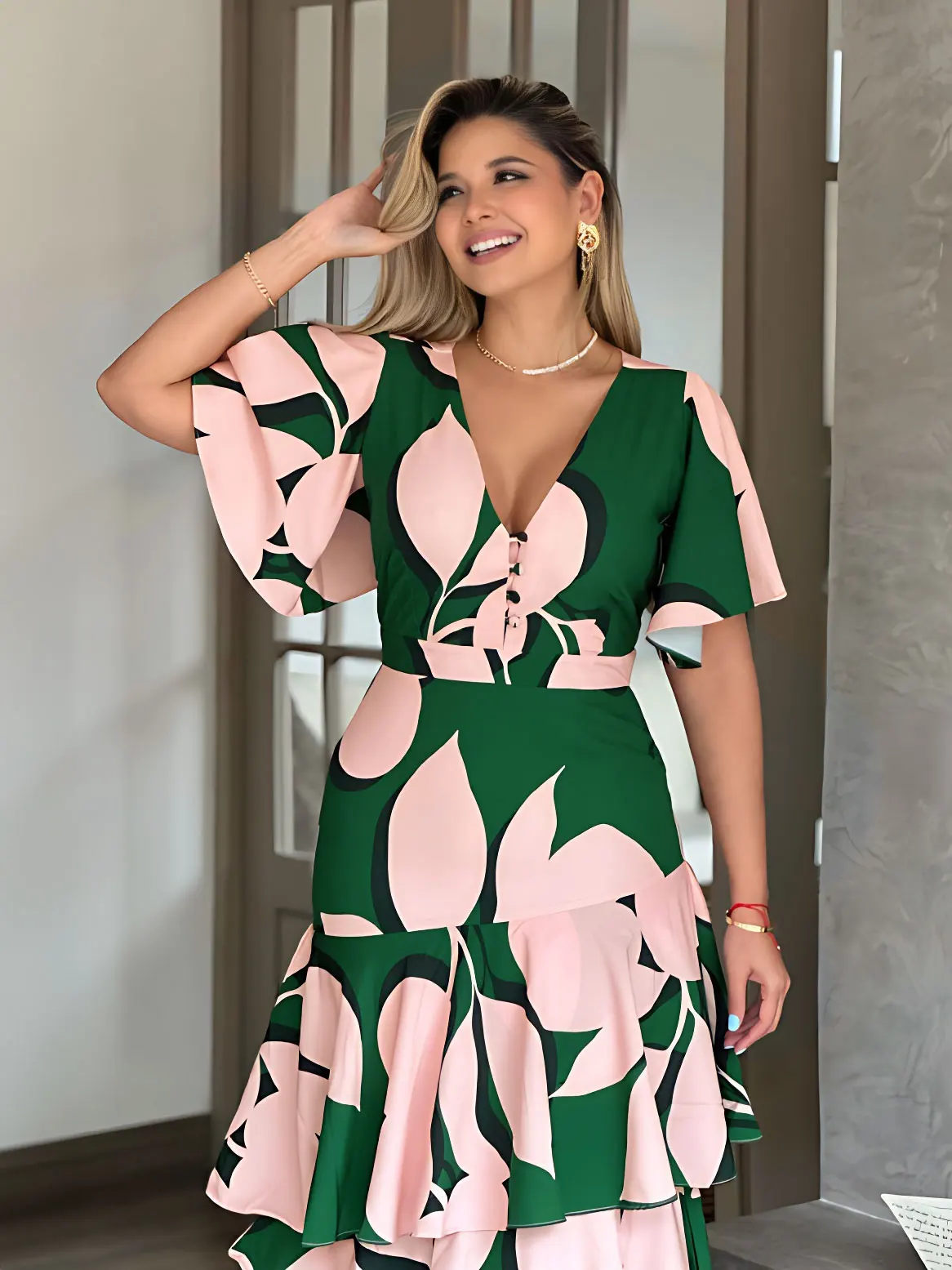 Vestido maxi estampado floral feminino, bainha de babados em camadas, decote V de férias, manga curta, primavera e verão