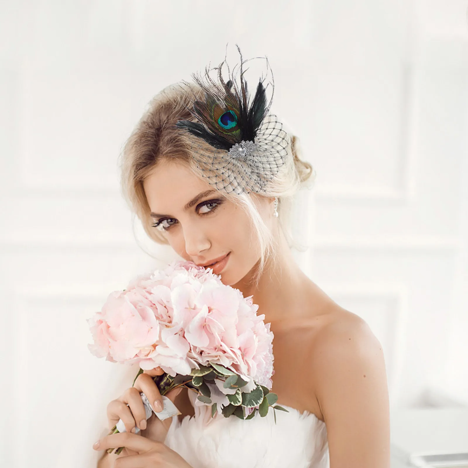 

Elegant Vintage Hair Clip Feathered and Mesh Decor Retro Style Perfect for Wedding Party Carnival Dancing Events Women Fashion