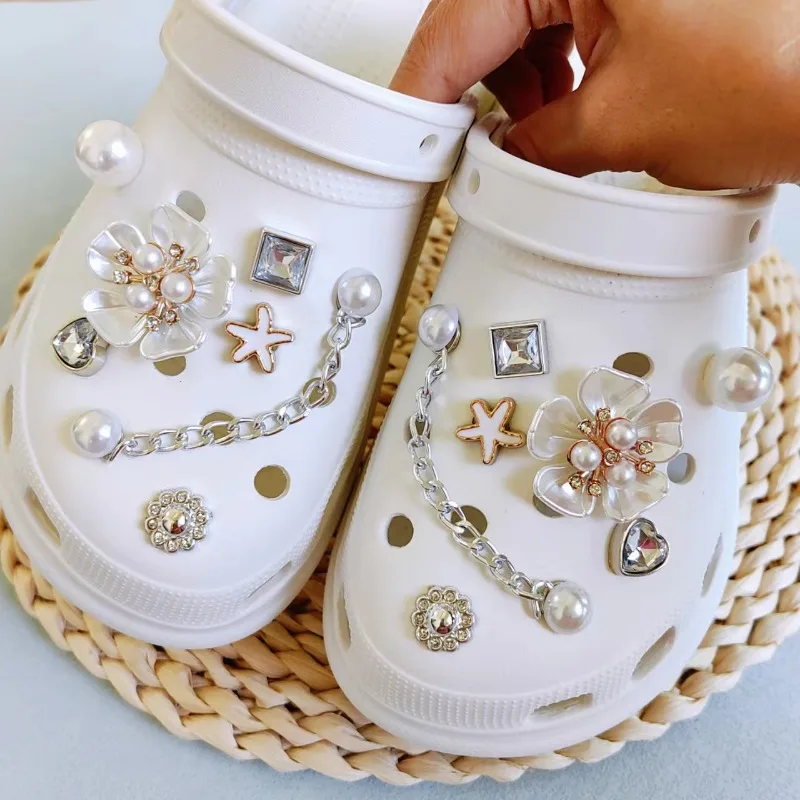 Dijes de zapatos Croc para niña, cadena de perlas desmontables, sandalias de estrella de mar de diamantes de imitación, accesorios de zapatillas,