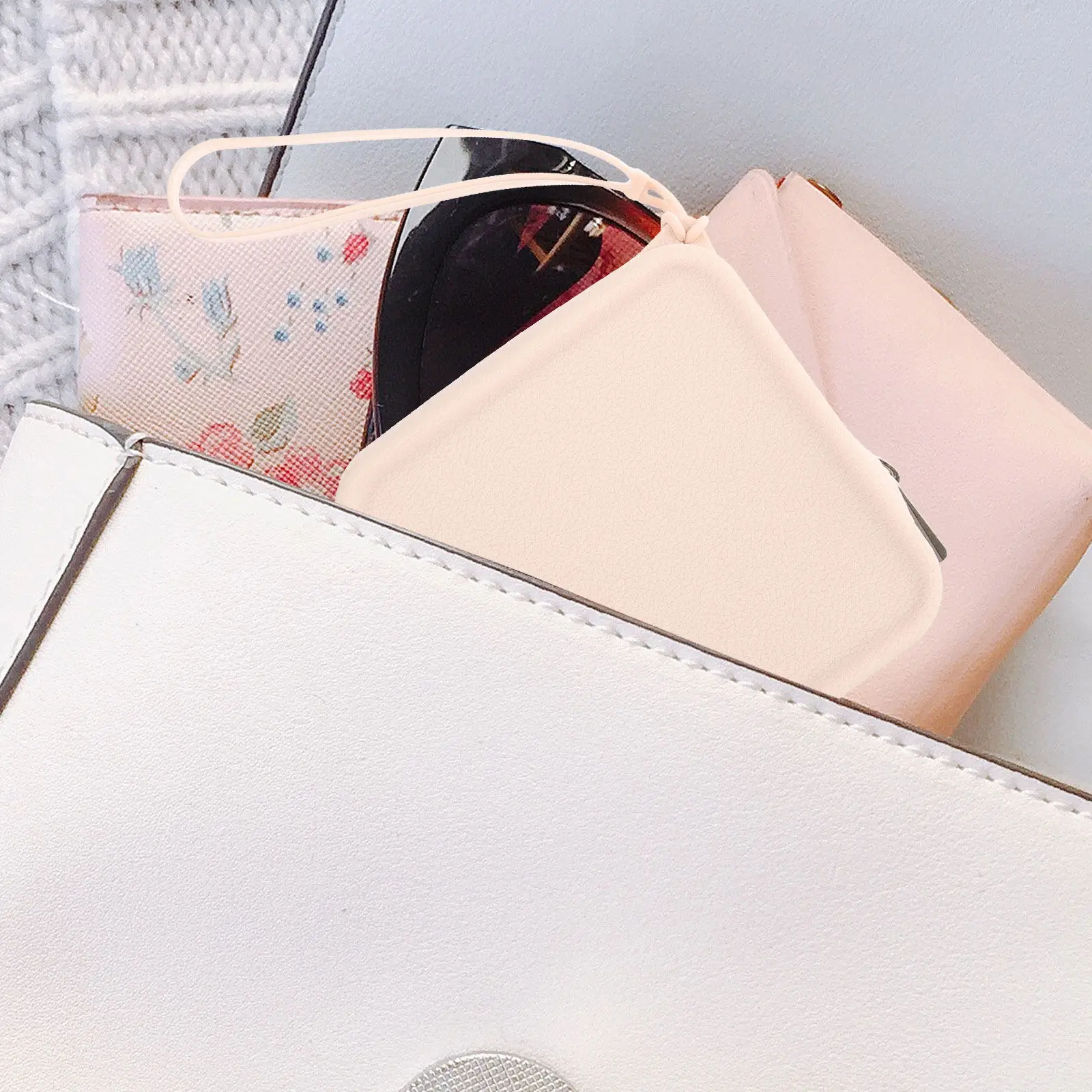 

Silicone Menstrual Pad Holder Large Capacity Soft Skin-Like Period Bag Portable Feminine Sanitary Napkin Case Discreet Storage