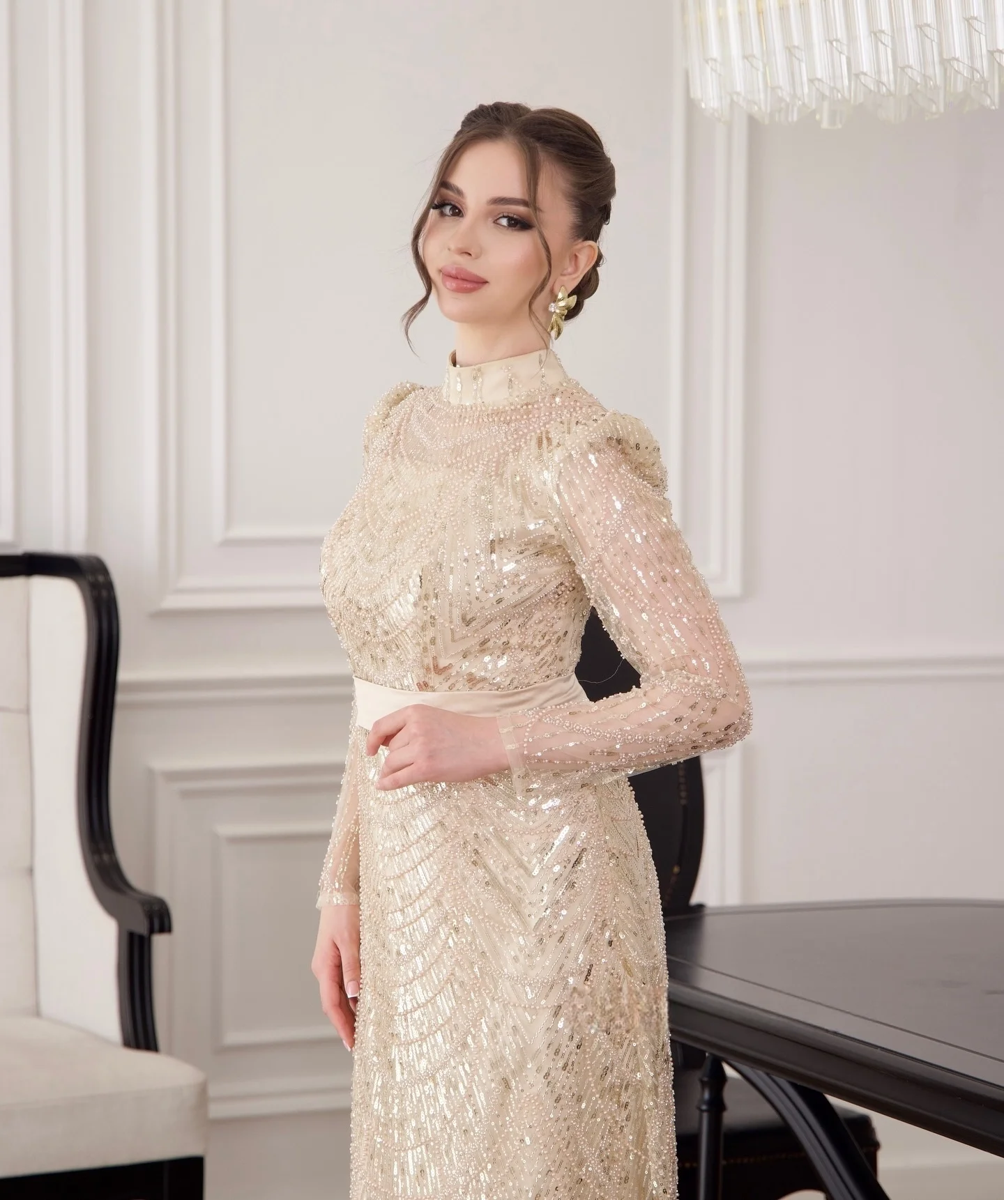 Robes de perles personnalisées Mina pour paillettes d'événements spéciaux. Robe de soirée à manches longues, tenue de soirée élégante de luxe, col rond, pour femme