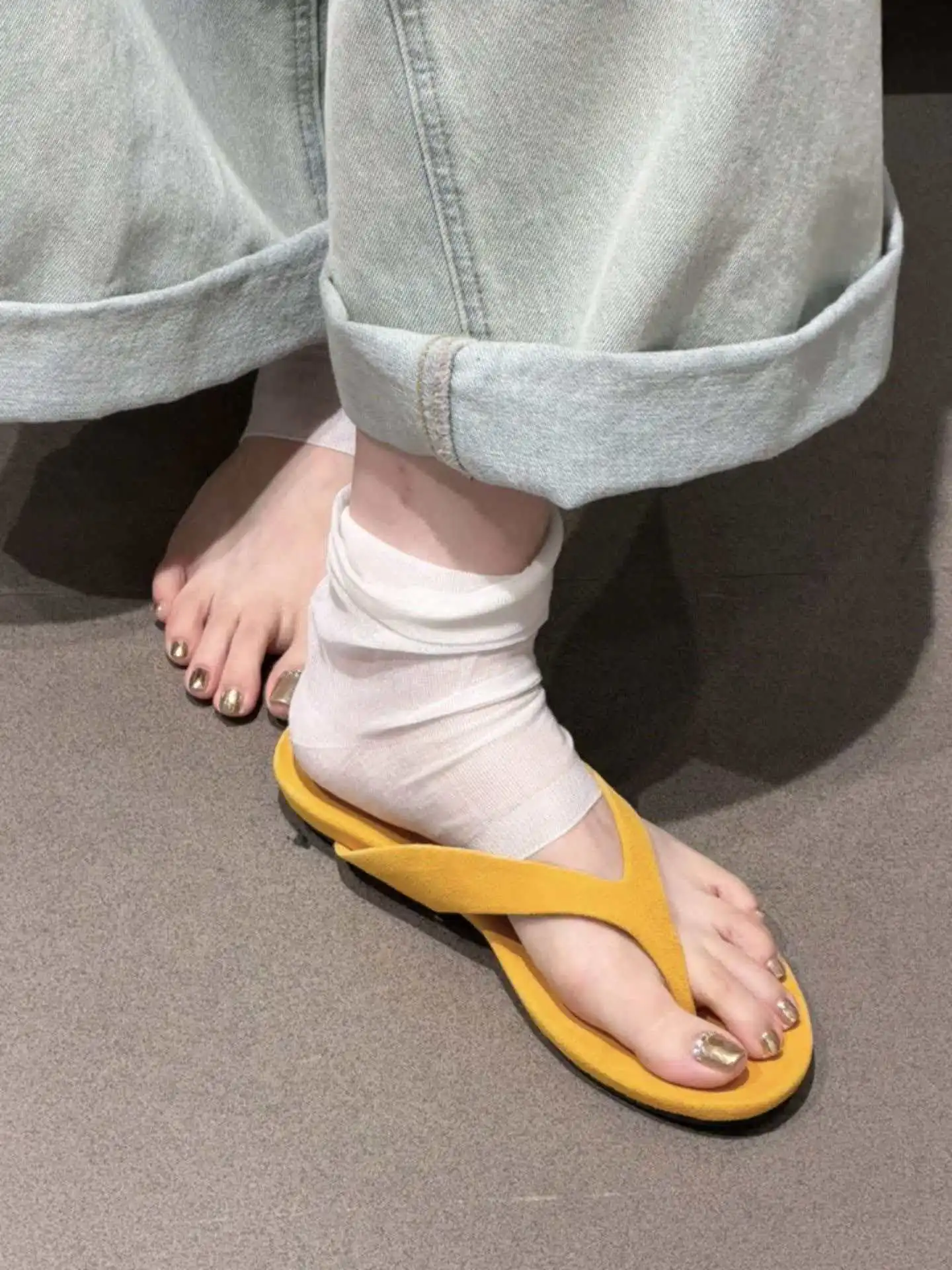 Damen-Flip-Flops, lässige Hausschuhe, modische flache Sandalen, neue Wildleder-Walking-Strandsandalen, bequeme Designer-Kleiderschuhe für Damen – Detail 7