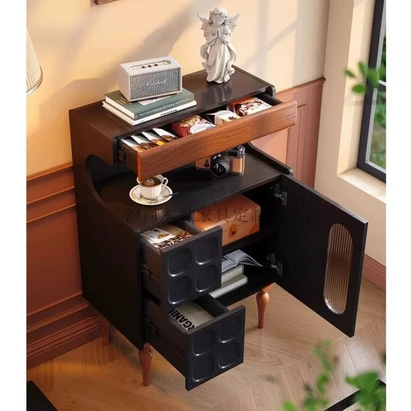 mobiletto, divano del piccolo appartamento del soggiorno, mobiletto laterale da pranzo contro il muro, mobiletto portaoggetti, mobiletto da tè medievale nero