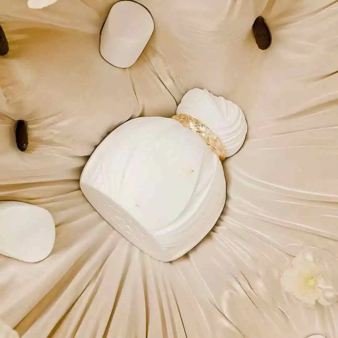 

Milky Way， Milk fragrance intertwined with caramel, ending with vanilla and sandalwood, gentle yet sophisticated