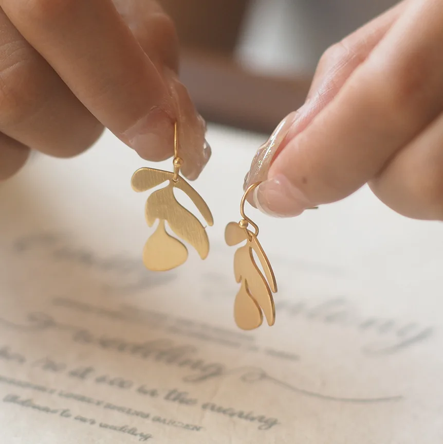 

Greek-Inspired Retro Minimalist Leaf Ear Hooks - Fashionable European-American Style Earrings