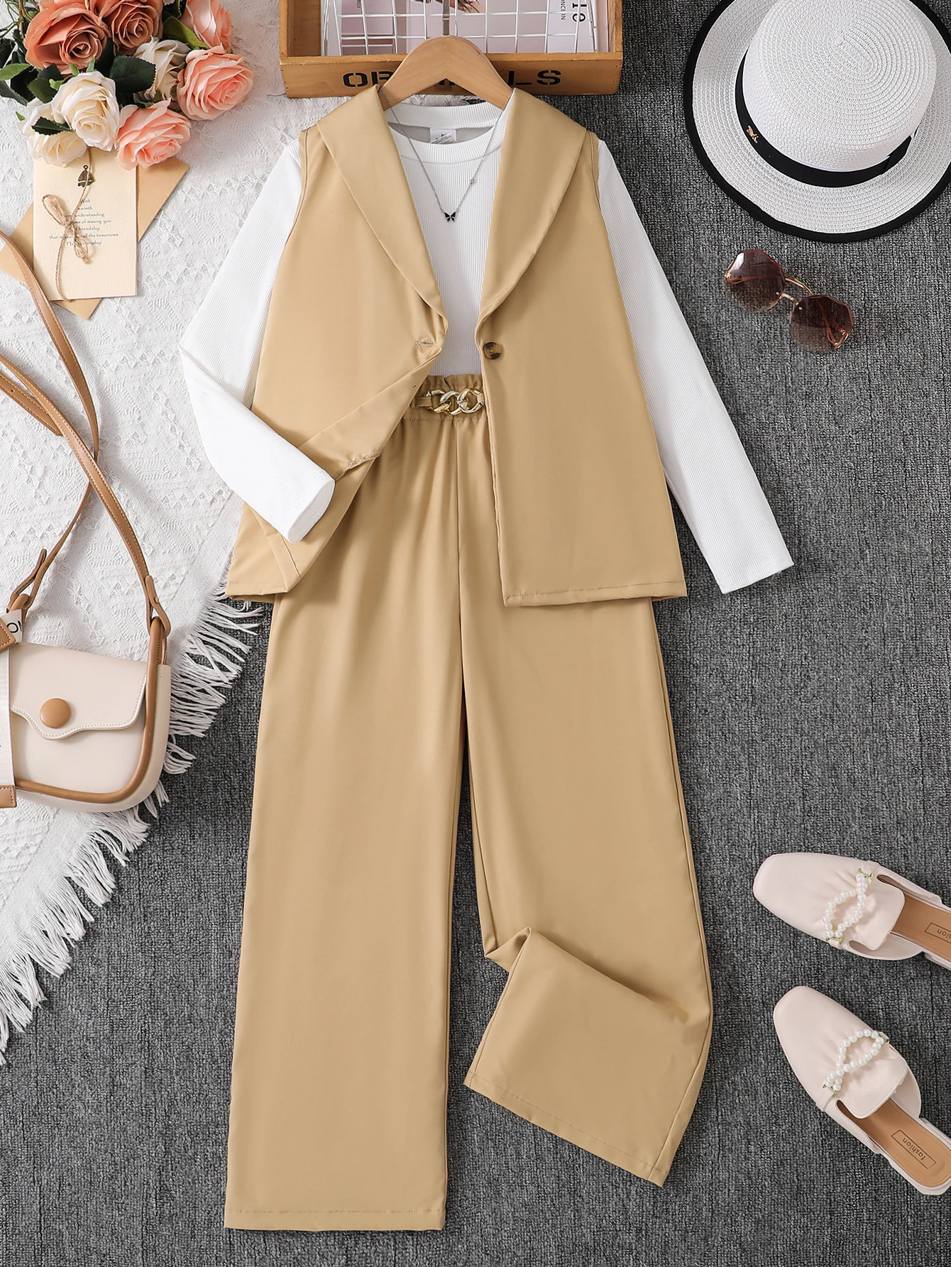 Conjunto de 3 piezas de ropa casual sencilla para niña de primavera y otoño: Top de manga larga con cuello redondo de punto blanco + chaleco sin mangas con solapa de color caqui + pantalones casuales rectos de pierna ancha adecuados para uso casual diario