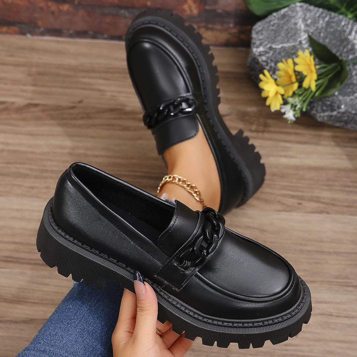 Mocassins de plataforma feminina com decoração de corrente moda estilo preppy sapatos mulher couro patente deslizamento em senhoras apartamentos plus size