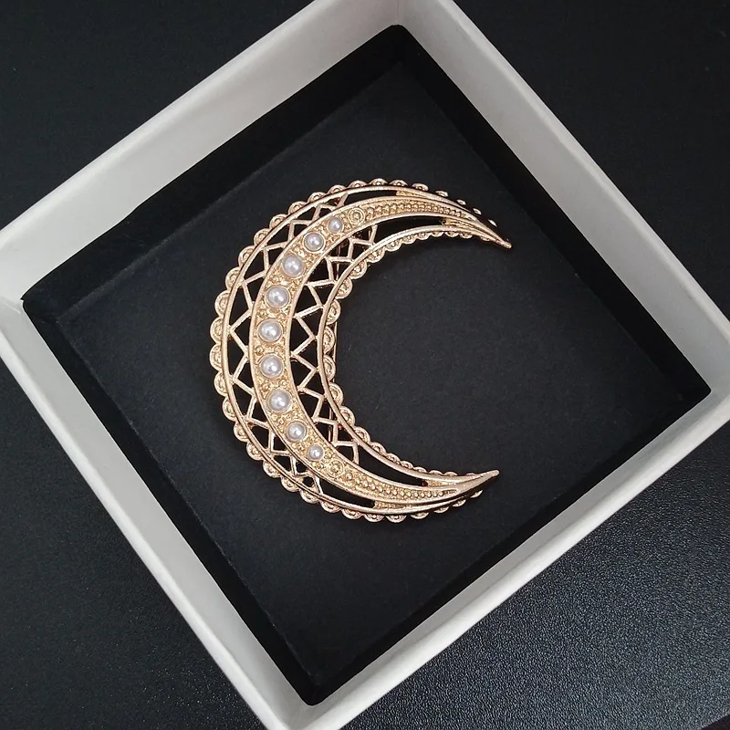 Retro moon brooch, medieval hollow pearl alloy brooch, light luxury fashion women's accessory chest flower