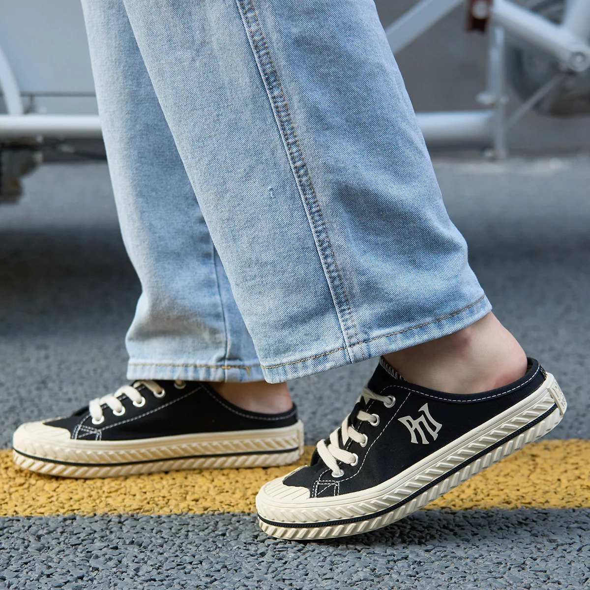 A pair of PNJ women's casual outdoor canvas shoes half support shoes four seasons casual board shoes school style cloth shoes