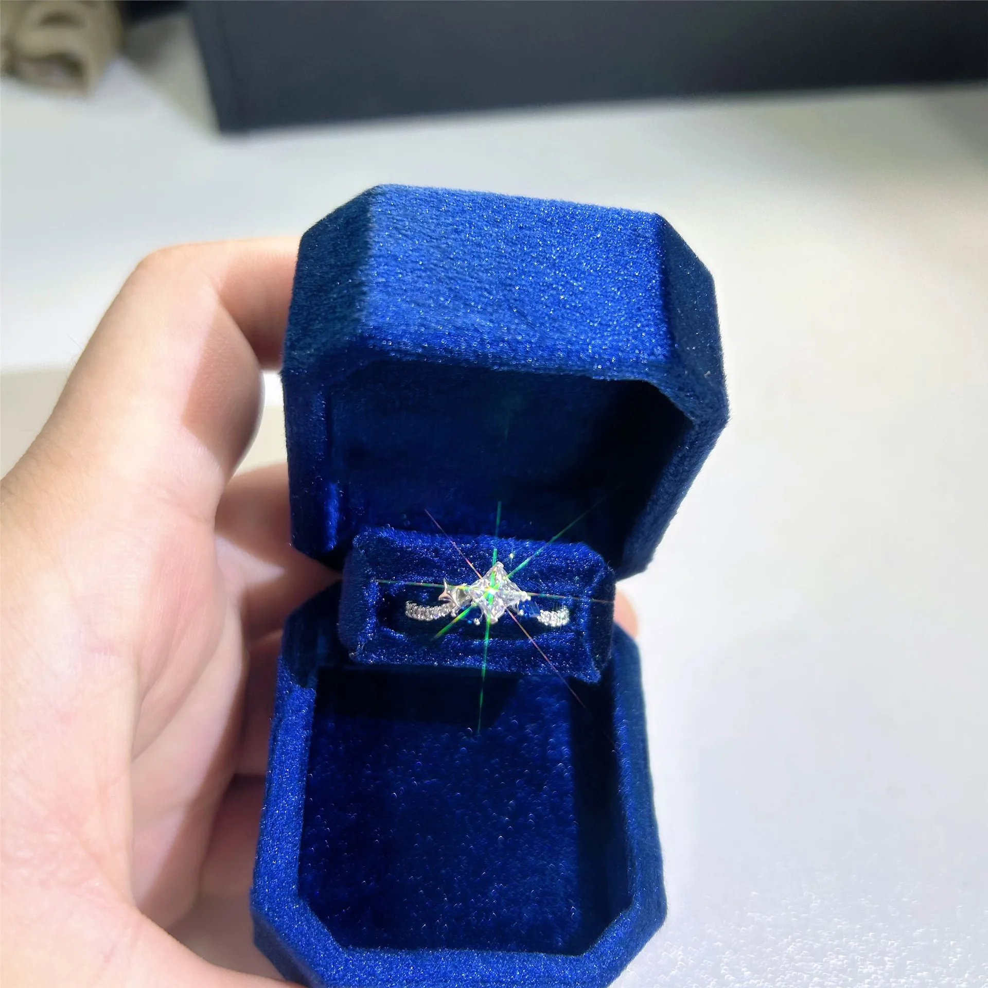 anel-com-diamantes-embutidos-para-o-quinto-aniversario-joia-elegante-versatil-e-confortavel-para-o-dia-a-dia-ideal-para-pr