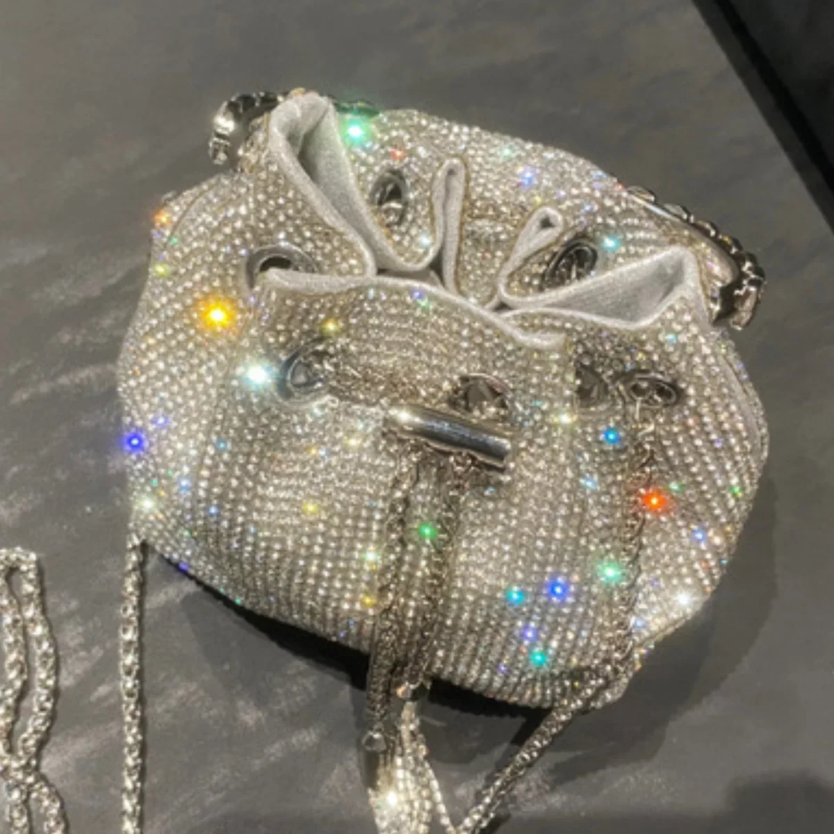 Bolso de mano plateado de diseñador de lujo para mujer, bolso para banquete con diamantes de imitación brillantes, billetera con borlas, cadena de alta calidad para fiesta