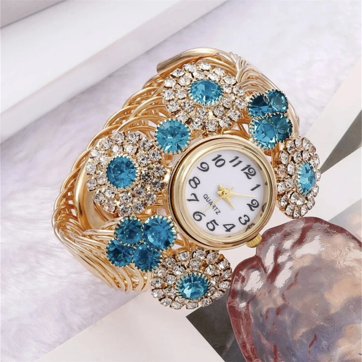 6pcs set of personalized luxury women\'s bracelets, bracelets, quartz watches, trendy and fashionable full diamond versatile holi