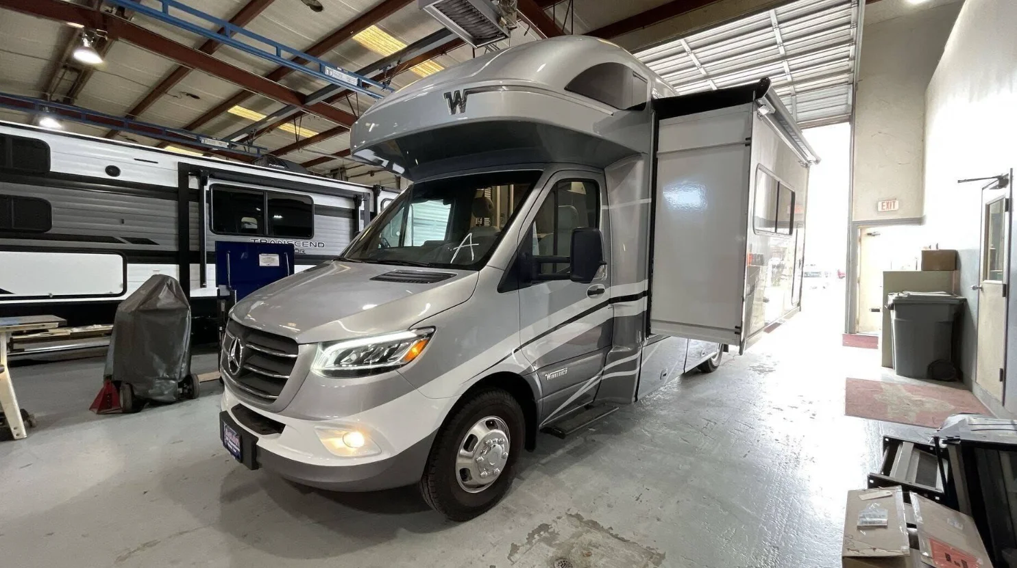 Vacation Camping Car 2023 Winnebago  Used for Camping