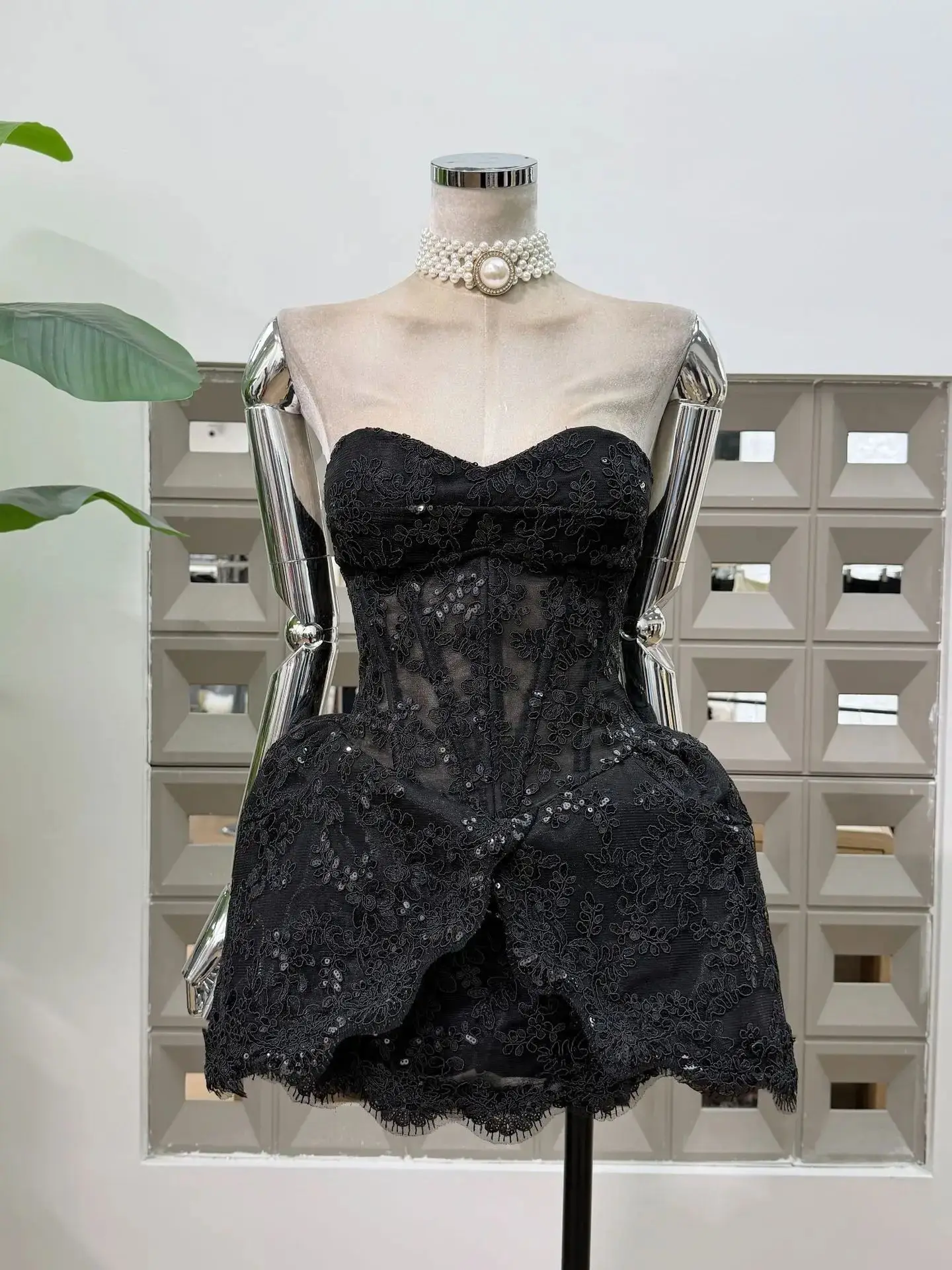 فستان نسائي جديد لعام 2026 بتصميم أنيق مع تطريز دانتيل وتنورة منفوشة بدون حمالات من قطعتين، فستان قصير لحفلات أعياد الميلاد والسهرات، أزياء عصرية للفتيات المراهقات