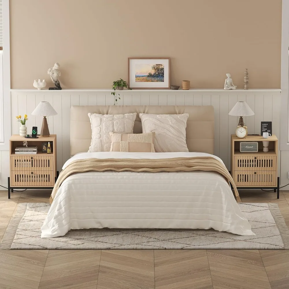 USB 포트와 콘센트가 있는 엔드 테이블 산업 스타일 나이트스탠드, 개방형 선반 1개와 속이 빈 서랍 2개가 있는 침대 옆 테이블