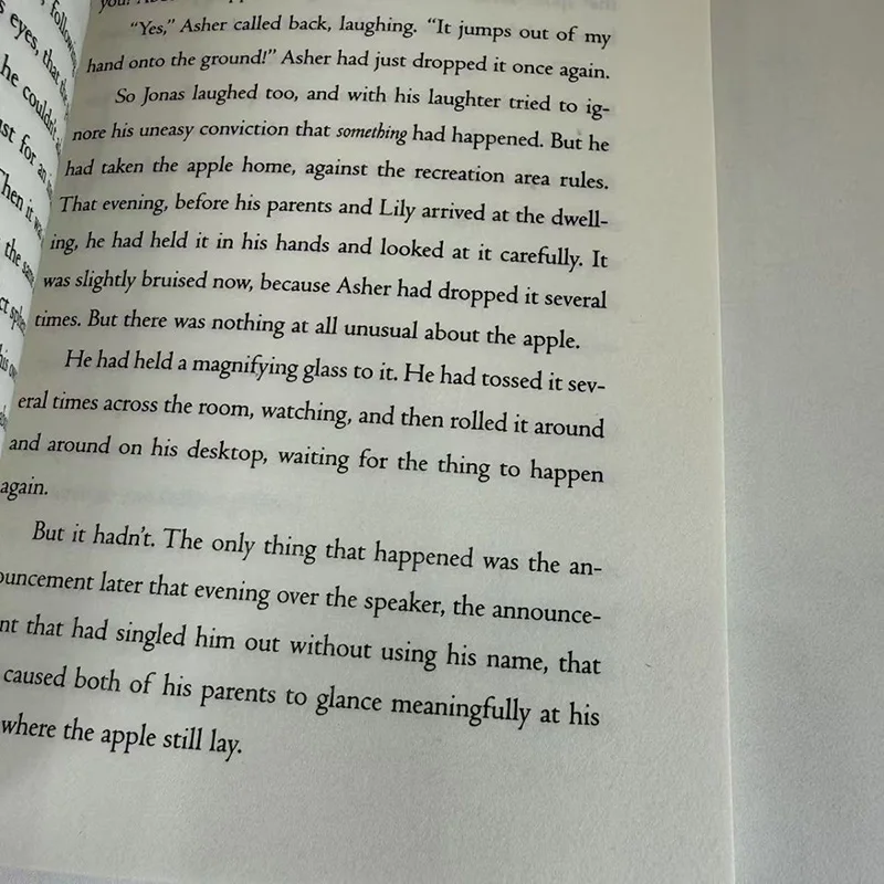 The Giver هو رواية بريطانية أصلية The Giver and Giver Newbury Gold Award نفاق الوعي الفردي للتحكم الاجتماعي