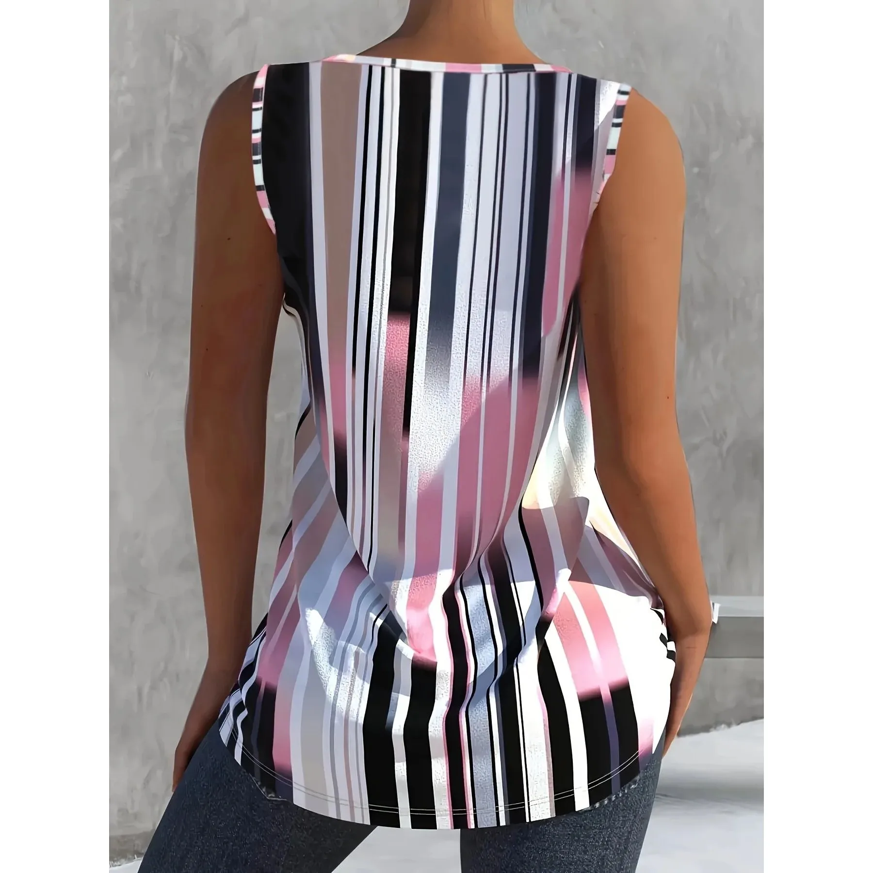 قميص نسائي صيفي 2024 بطباعة مخططة وياقة على شكل V، فضفاض ومريح وقابل للتنفس، أنيق وعصري