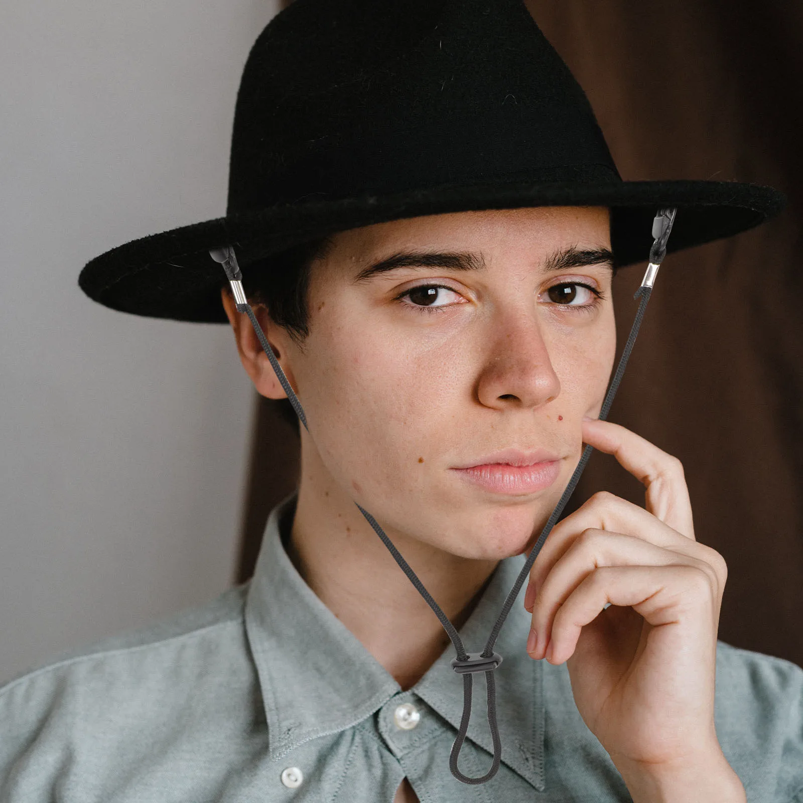 2 قطعة مشابك قبعة مقاومة للرياح قابلة للتعديل، مثبتات حزامًا، بلاستيك نايلون متين للإبحار والصيد والتخييم والتنزه سيرًا على الأقدام