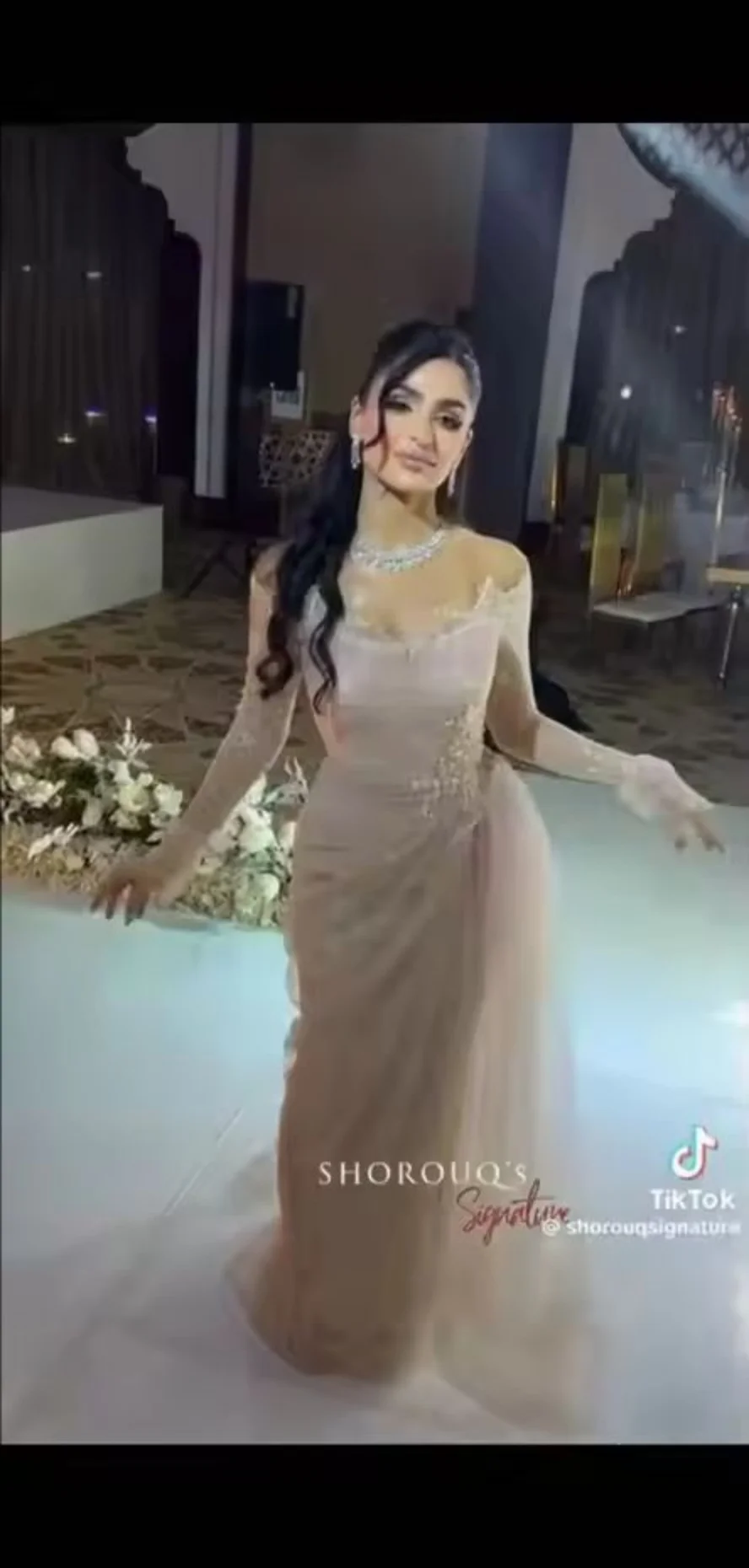 فساتين سهرة نسائية فاخرة جديدة أنيقة من الدانتيل الأحمر بدون أكتاف مطوي 2025 ثوب زفاف نسائي المملكة العربية السعودية طويل مخصص