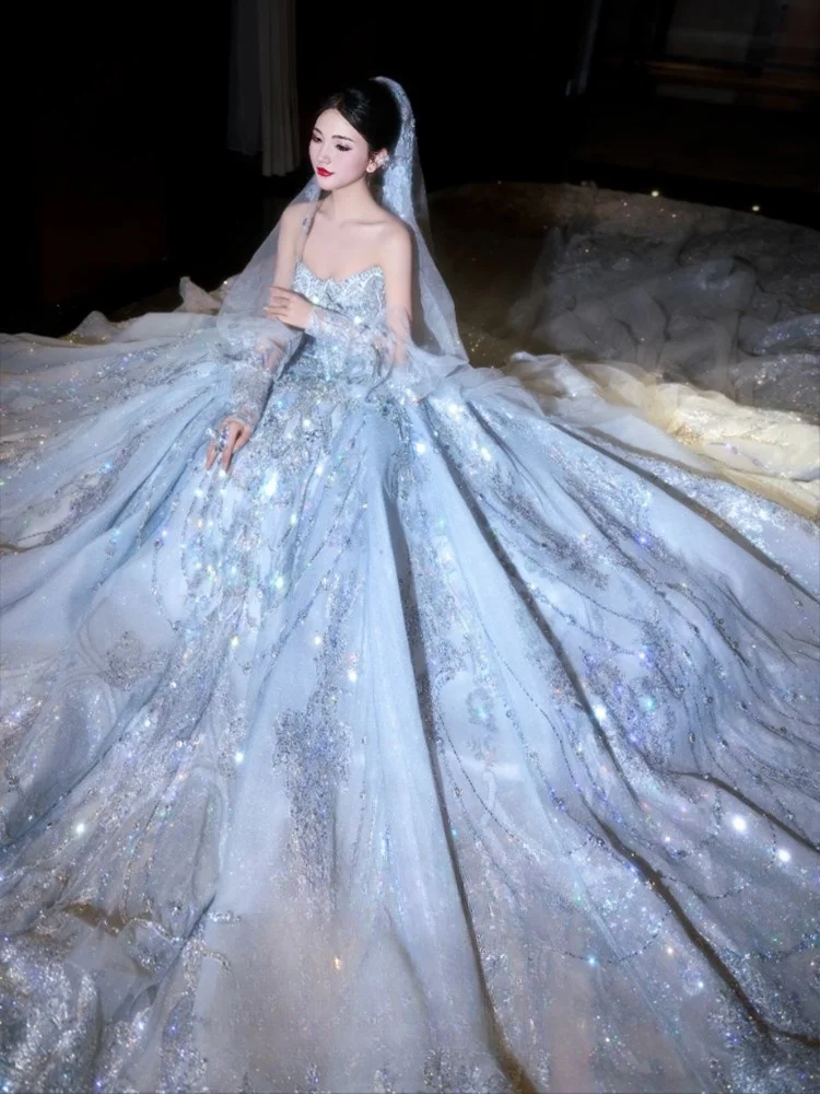 

A new strapless dress with light luxury and heavy industry style featuring main fabric large tailline