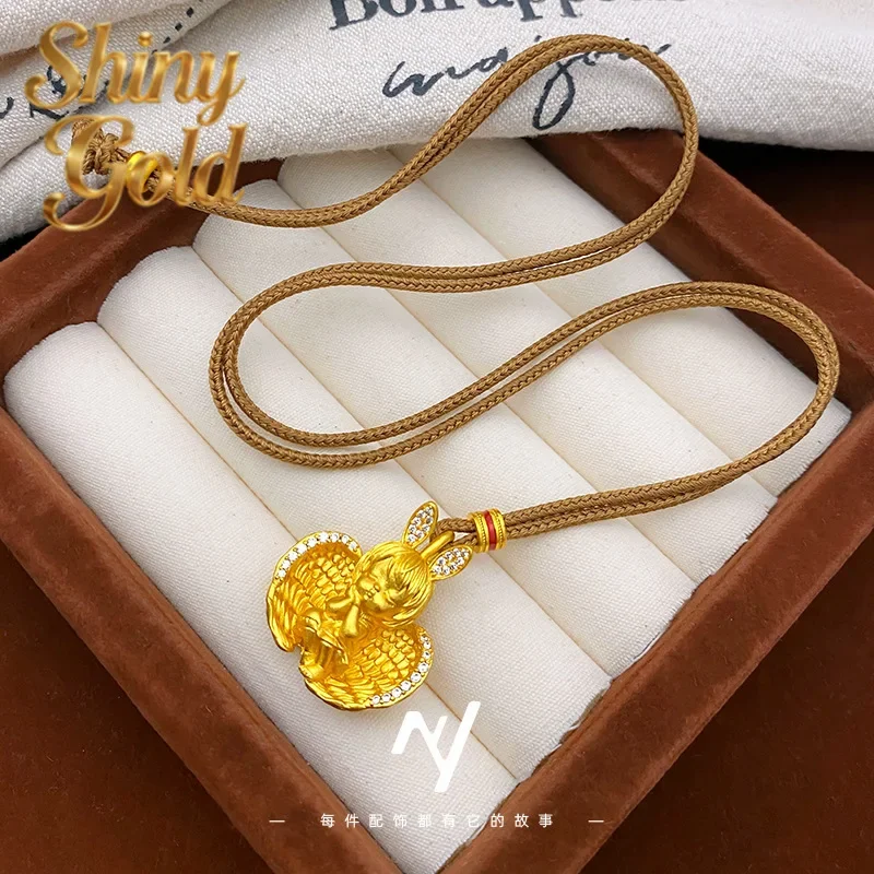 

Сияющее золотое украшение в стиле лайт-люкс: кулон в виде спящего ангелочка с крыльями из настоящего 24-каратного золота и бриллиантов, на плетеном шнурке, 9999 проба, ожерелье с ангелочком.