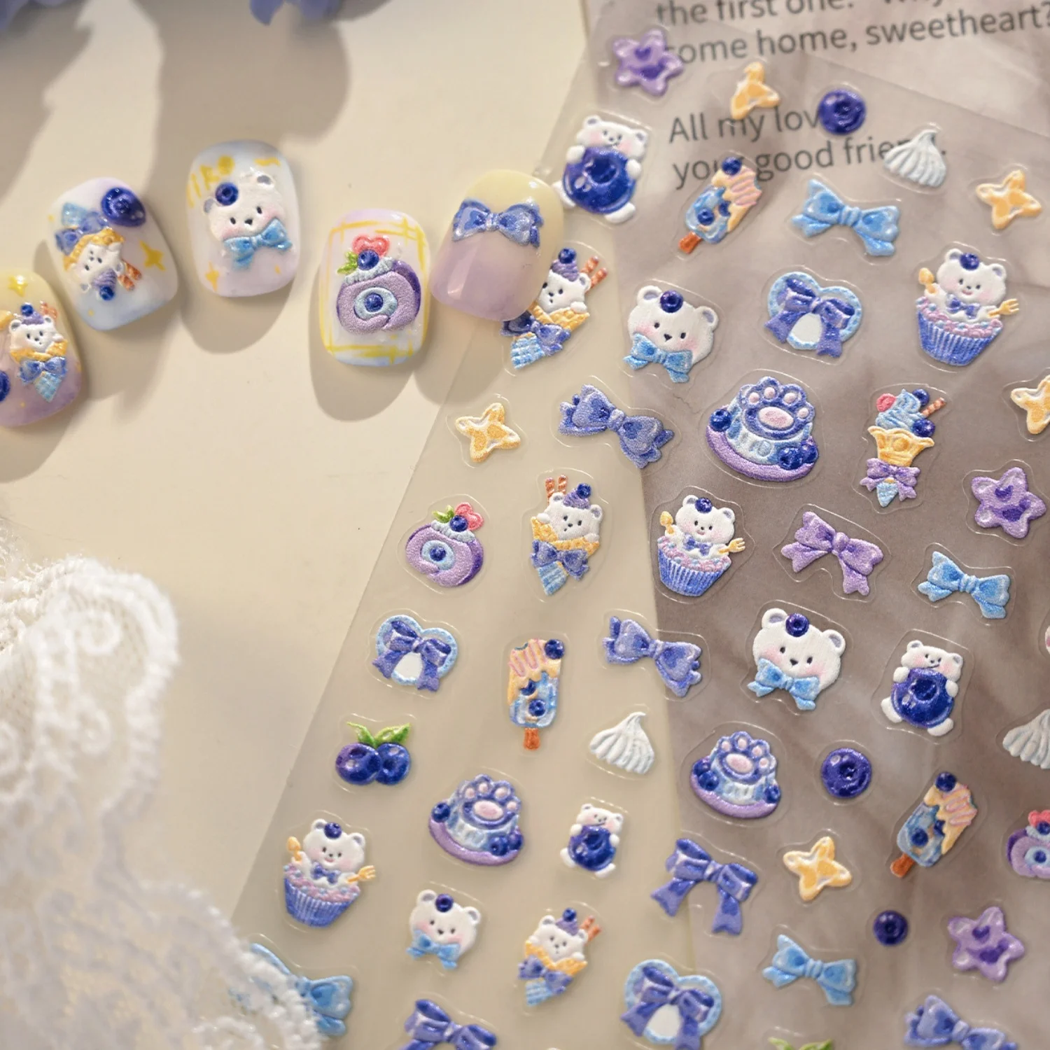 5D Blau-Weißer Bär Blaubeer-Cupcake Eiscreme Blau-Lila Schleife Katzenpfote Creme-Rolle Geprägte Bären-Dessert Nagelkunst-Aufkleber