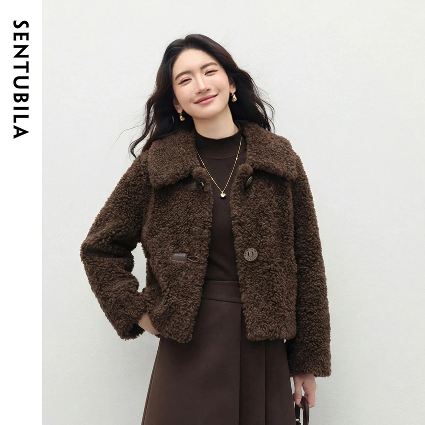 

SENTUBILA Women's Faux Shearling Jacket 2025 Vintage Lapel Collar Plush Fake Fur Coats Winter Thick Warm Lady Coat W64PD6369