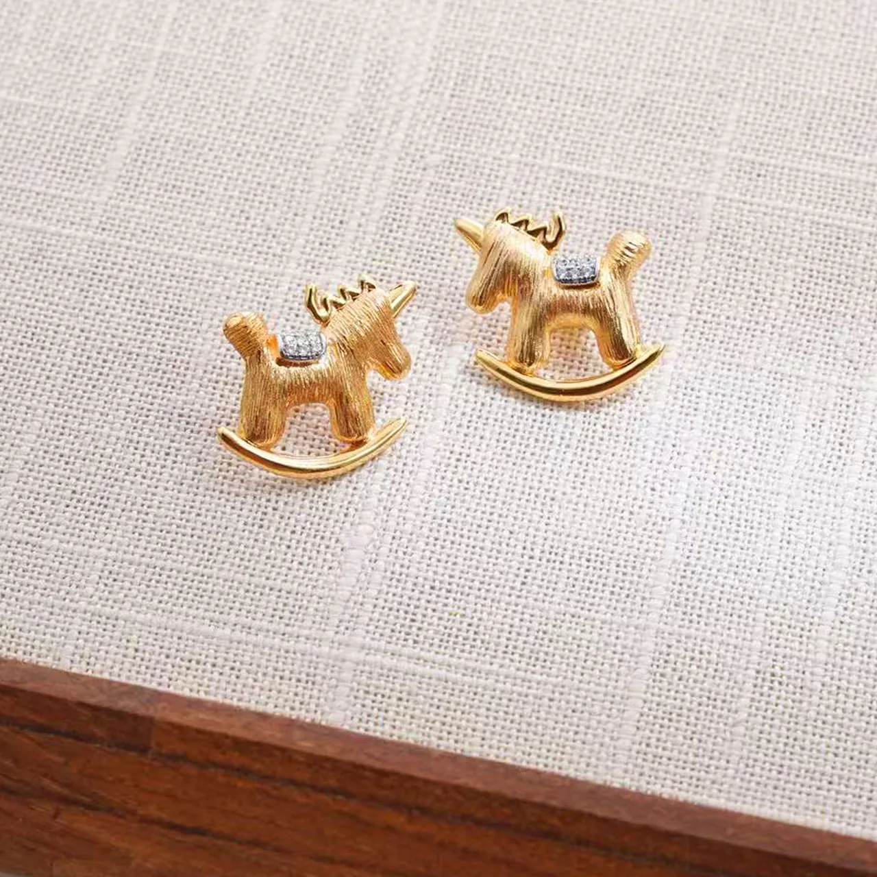 

Новые украшения и аксессуары в нежном и романтичном стиле: милые серьги в виде маленькой лошадки с плетеным хвостиком для женских вечеринок и в качестве подарков.