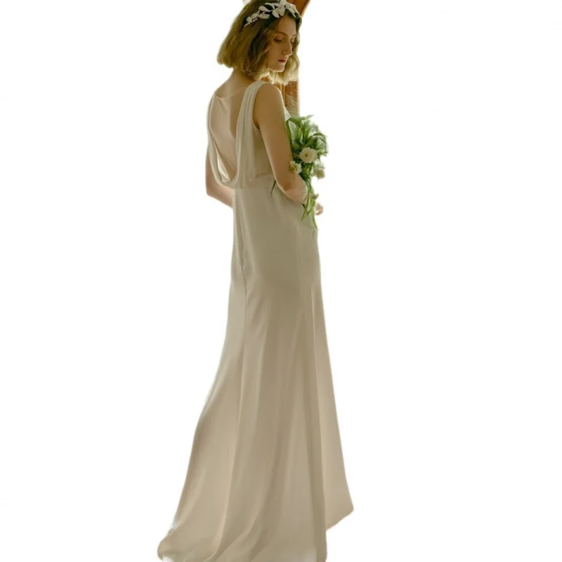 Weißes, schlichtes, neues Nischendesign, rückenfrei, faul, ärmellos, kleine Schleppe, leichtes Hochzeitskleid zum Ausgehen