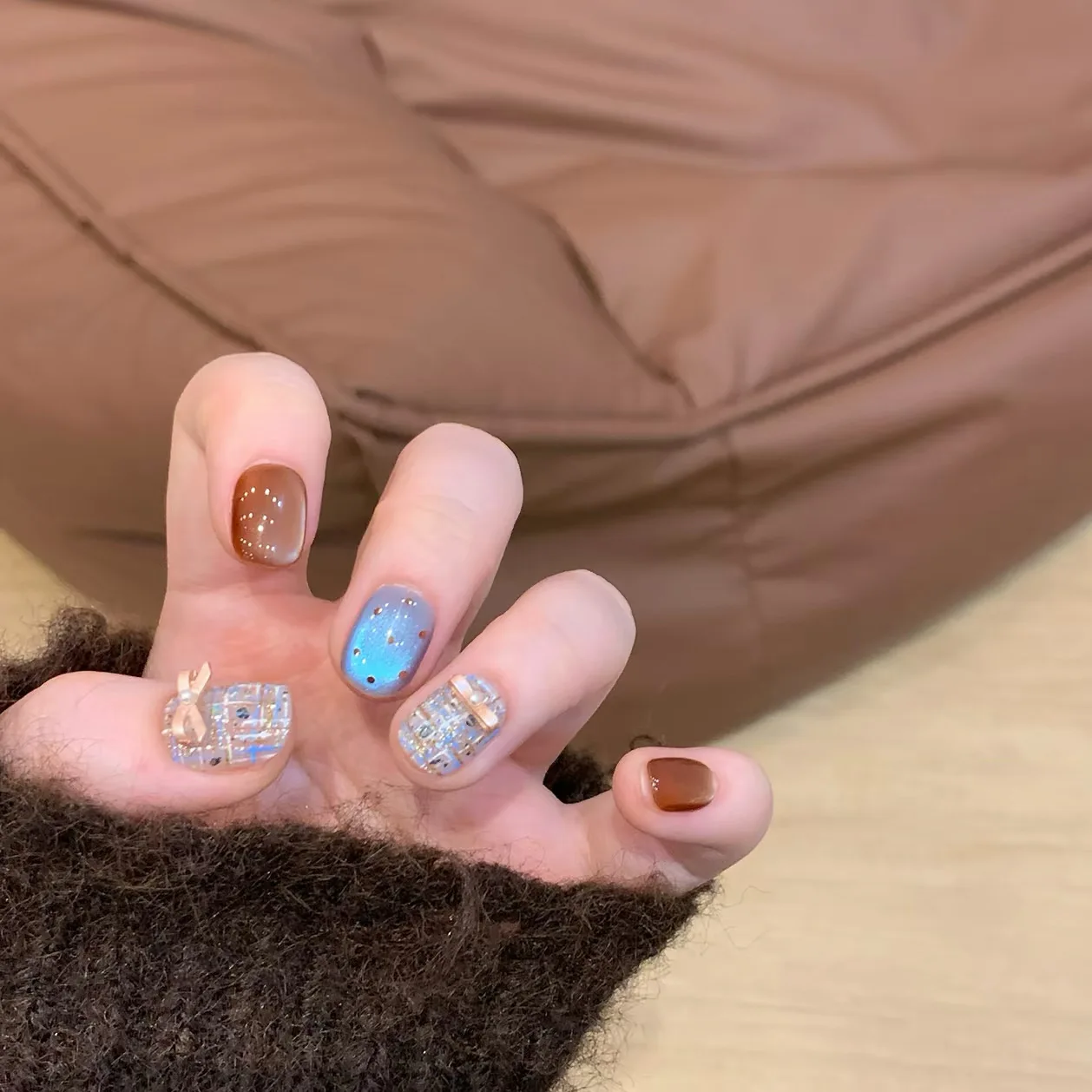 

10pcs Handmade Short Round Press On Nails Gilded Grid Shiny Cat Eye Polka Dot Bow Design Sweet Fake Nails Wearable Nails Art Tip