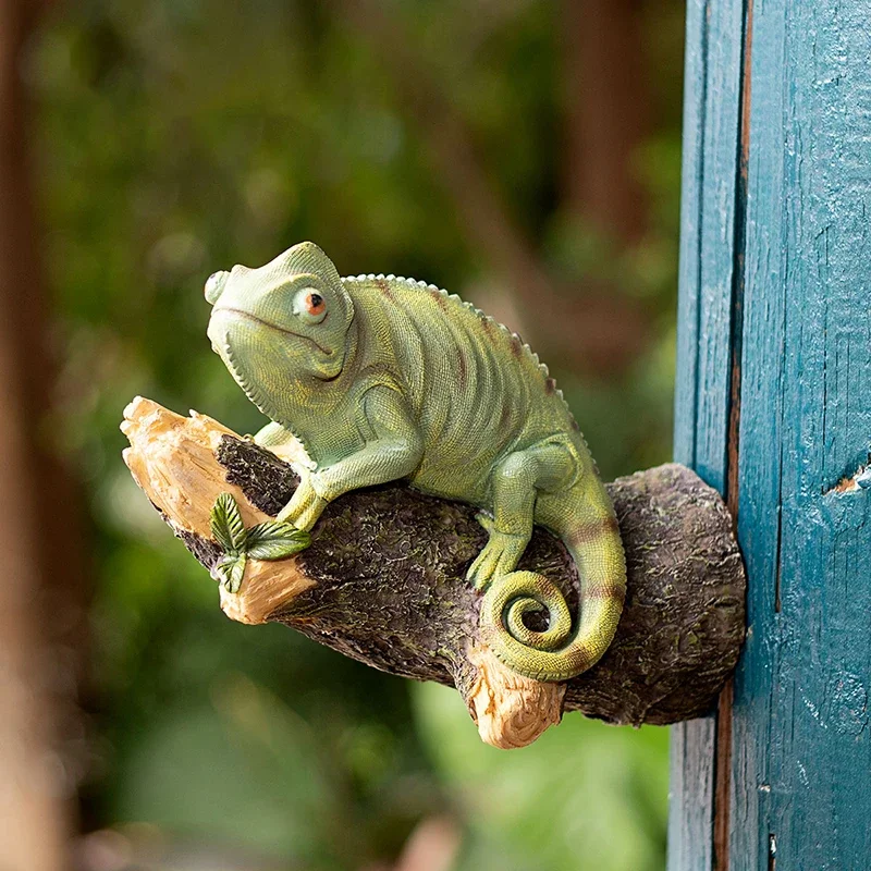 Chameleon Tree Hugger Garden Statue Decoration for Indoor Outdoor Tree Decorations Lifelike Lizard Sculpture for Lawn Yard Patio