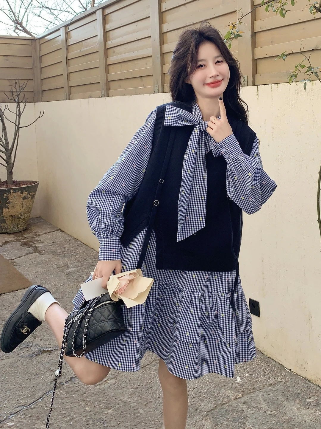 

Сине-белый клетчатый комплект с бантом: платье и вязаный жилет для женщин, антивозрастной двухсоставный костюм, модный комплект для весны и осени, новый стиль.