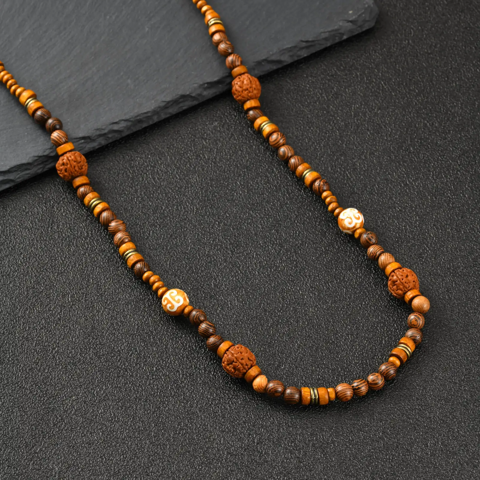 Lange Halskette mit Holzperlen für Herren, Vintage Ethnische Mehrlagige Lange Kette, Sommerlicher Bohemian-Schmuck als Geschenk – Detail 5