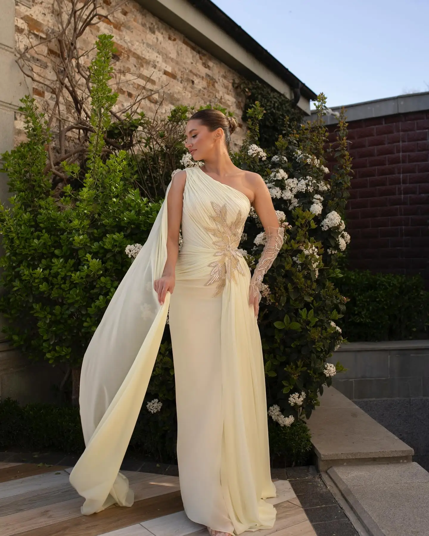 Glamorous Wedding Dresses Off Shoulder Flower Sequins Lace Off Shoulder Pleat Sweep Train Gown Bridal Customized Robe De Mariée
