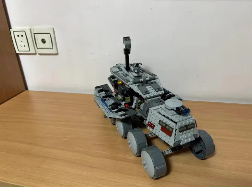 Adereços de bloco de construção de tanque turbo MINISO modelo presentes de aniversário e Natal para idosos