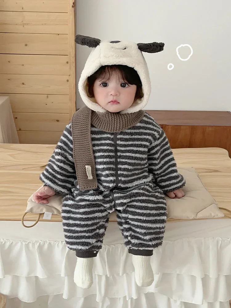 

Детский плюшевый комбинезон, новинка 2025 года, зимний флисовый комбинезон в полоску с капюшоном и собакой, наряд для новорожденных, теплая комбинезон, одежда