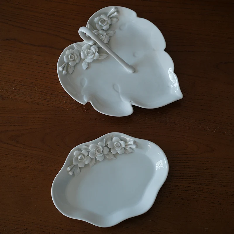 Hand held petal dish, European style cold white shaped ceramic leaves, hand held flower basket, hand held flower dish