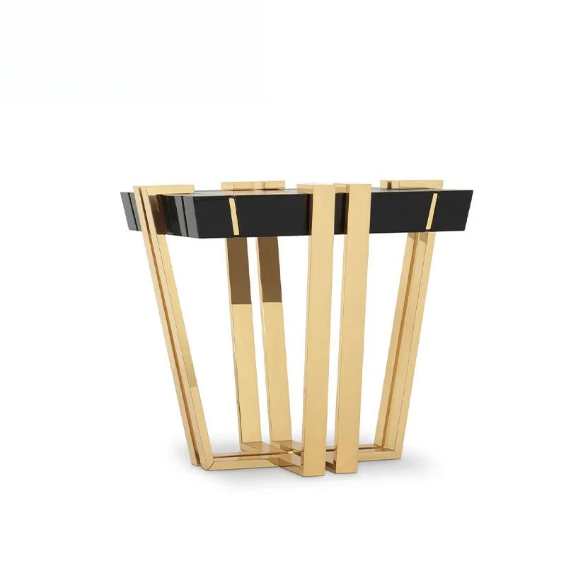 Meja teh di dekat sofa