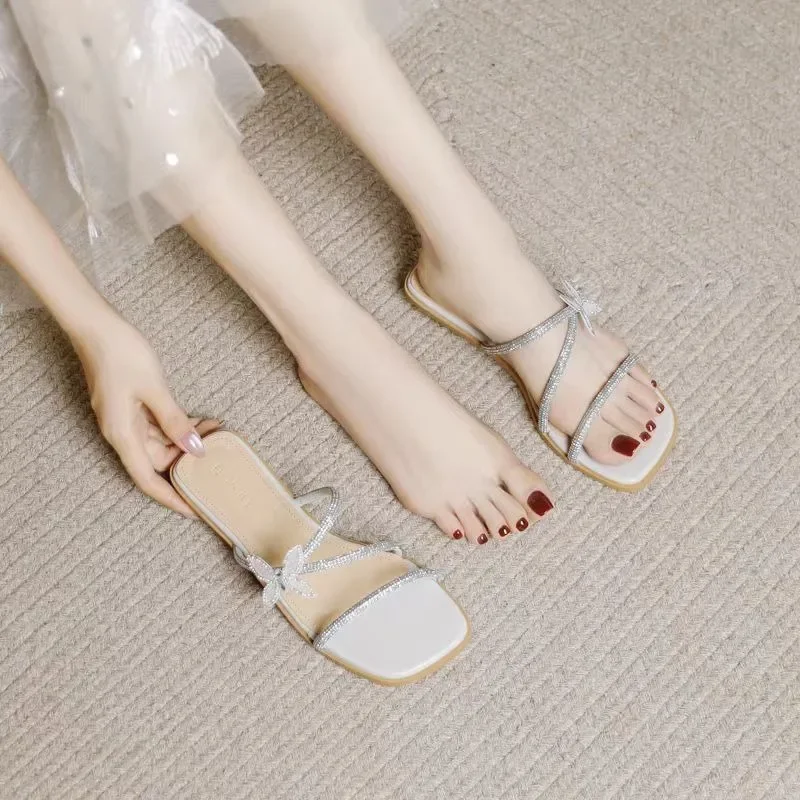 

‌ Женские летние сандалии больших размеров с квадратным носком 2024, тапочки с декором в виде бабочки и кристаллами, модные шлепанцы на низком каблуке для повседневной носки, бренд