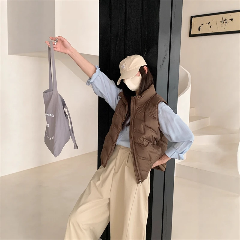 2025 موضة جديدة الخريف الشتاء قصيرة خفيفة الوزن رقيقة المرأة أسفل القطن سترة جاكيتات سترة دون أكمام الصلبة صدرية الاتجاه العلوي