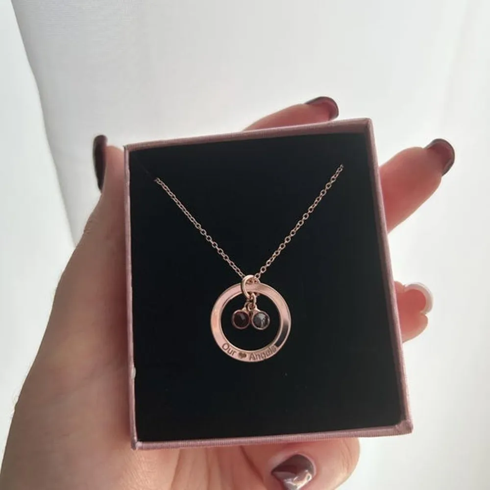 

Персонализированное ожерелье с именем камня и кругом, позолоченное, персонализированное, с гравировкой, круглое ожерелье с буквами для сообщений для мамы