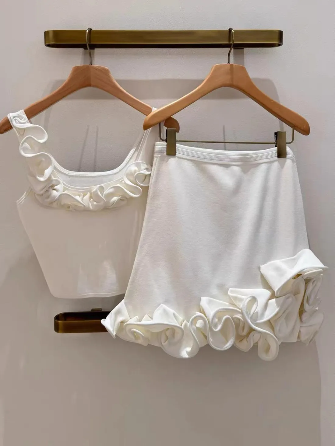 

Элегантный короткий вязаный жилет без рукавов, высококачественная версия, модный, простой дизайн с 3D цветами, приталенный крой, женский летний топ