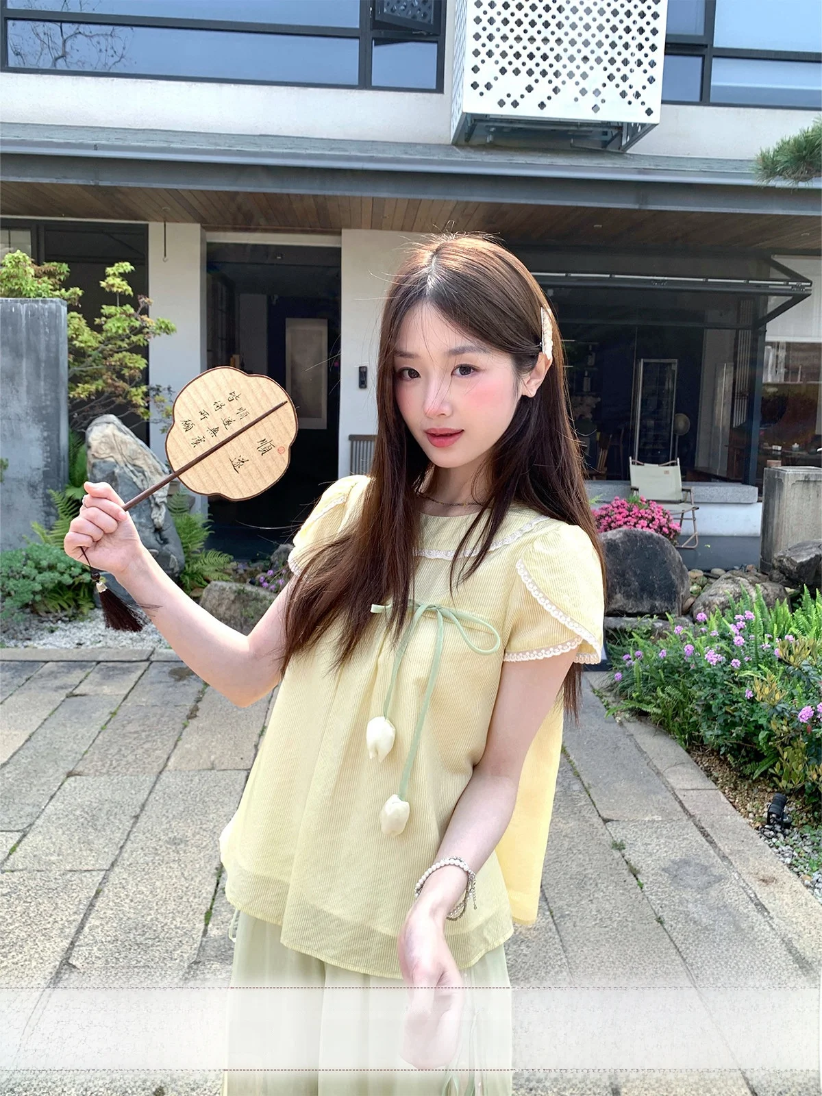 

Sweet Style Wooden Tea Daisy Wind Bell Bubble Sleeve round Neck Lace Shirt for Women Country Field Style Straight Cut Short S...