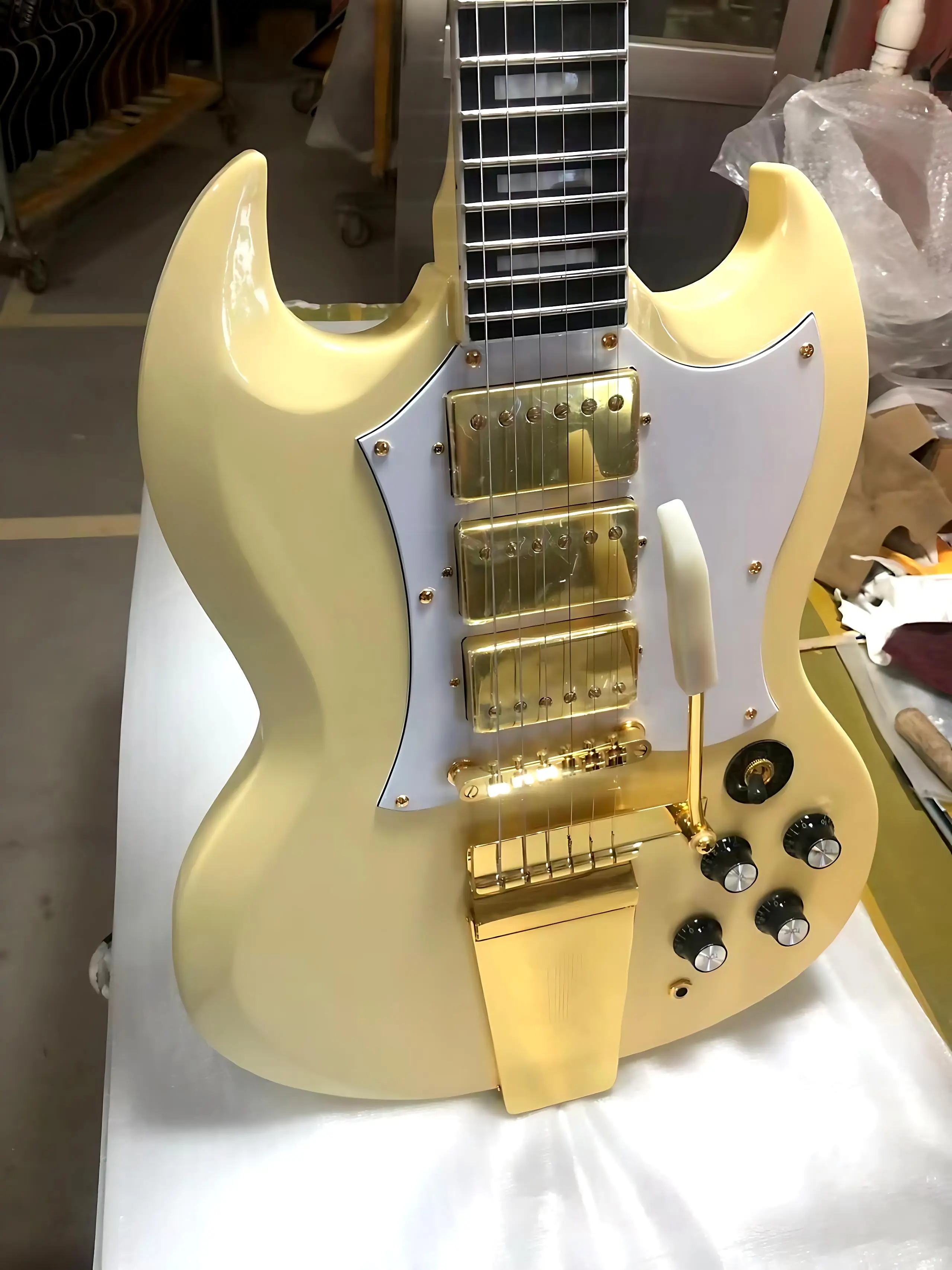 Guitarra eléctrica personalizada de alta calidad, blanco crema, trill dorado, cuerpo de caoba, diapasón de caoba, envío gratis # 888