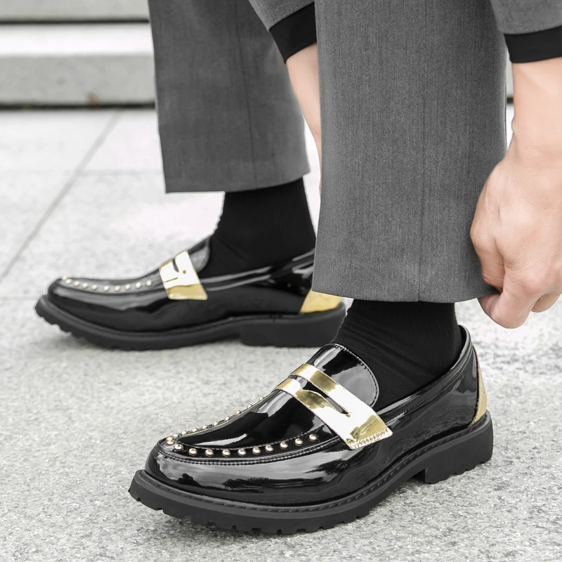 Spring New Men's Rivet Fashionable and Comfortable Loafers Classic Black and White Men's Pointed Banquet Business Leather Shoes