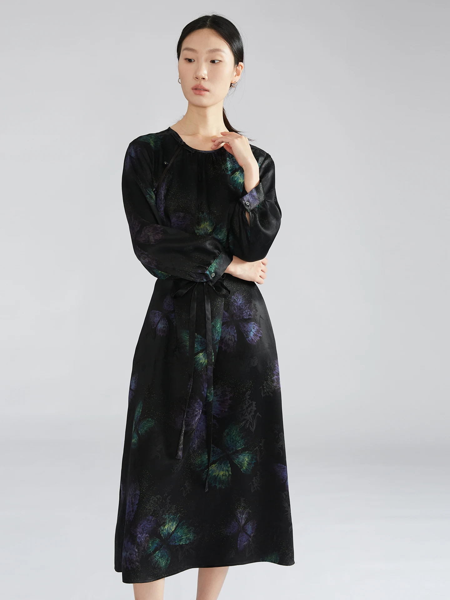 الساتان الثقيل 100% حرير التوت الطبيعي Gambiered قوانغدونغ الشاش الجديد النمط الصيني مشبك المرأة الجولة الرقبة فستان بأكمام طويلة