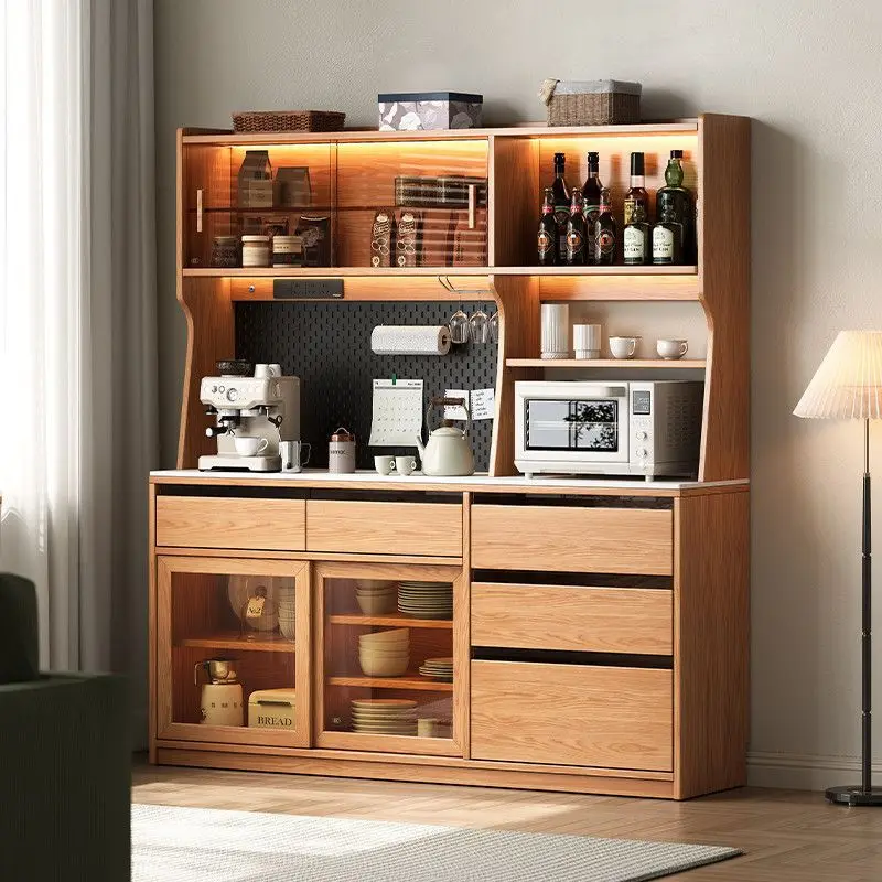 Mueble de vino de roble integrado.