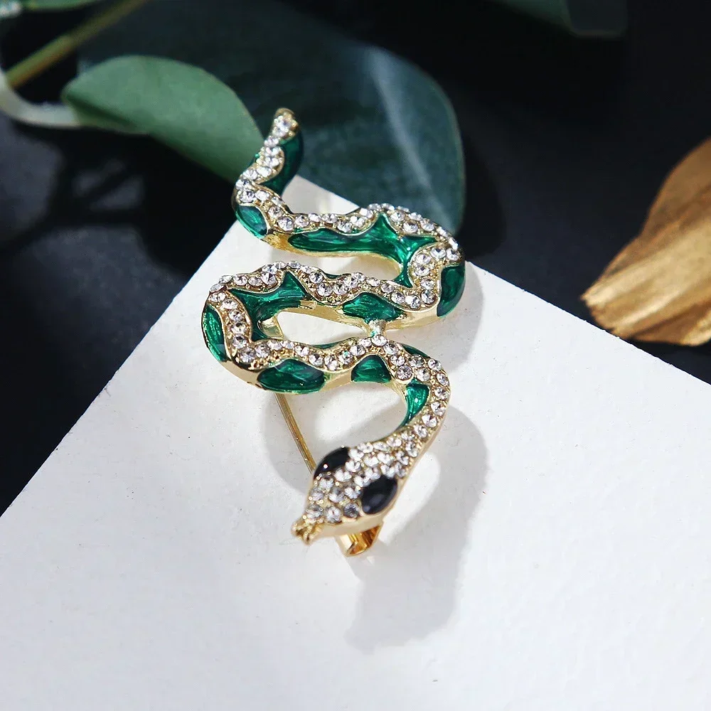 Vintage Crystal Green Snake Brooch Rhinestone Animal Lapel Pin For Men Women Backapak Decor Jewelry Gift Colothing Accessories
